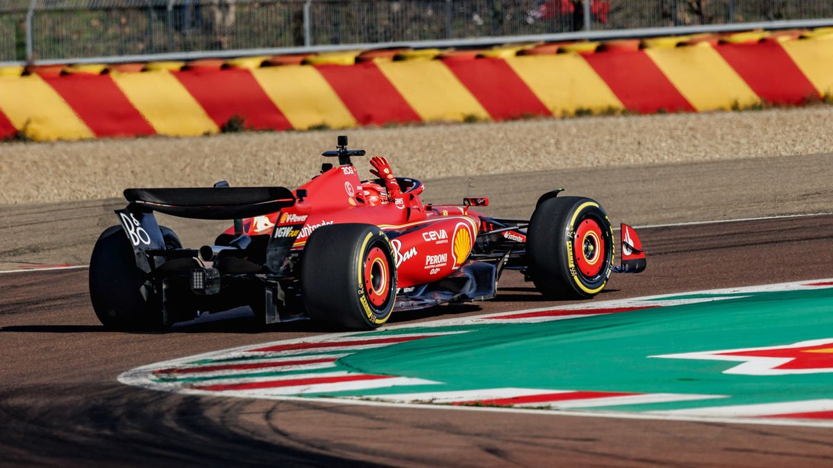 Zdjęcie okładkowe artykułu: Materiały prasowe / Ferrari / Na zdjęciu: Charles Leclerc za kierownicą SF-24