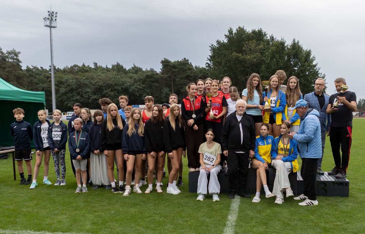 Zawody lekkoatletyczne na stadionie w Budzyniu.