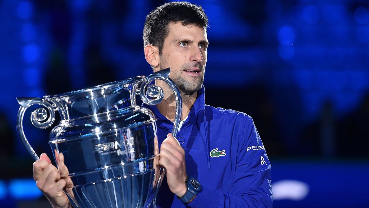 PAP/EPA / ALESSANDRO DI MARCO / Na zdjęciu: Novak Djoković z pucharem za zajęcie 1. miejsca na koniec 2021 roku