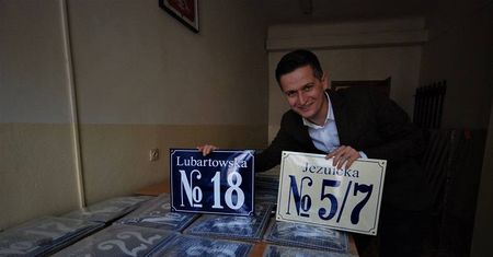 Nowe tabliczki z nazwami ulic i numerami kamienic na Starym Mieście i Śródmieściu