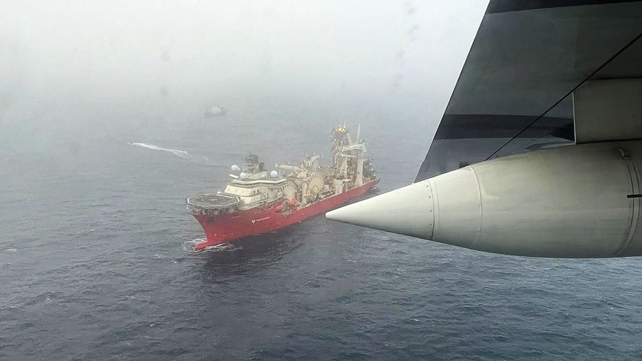 A handout photo made released by the US Coast Guard showing the Bahamanian research vessel 'Deep Energy' on site during the ongoing search for the 21-foot submersible Titan, in Boston, Massachusetts, USA, 21 June 2023. The United States Coast Guard, along with Canadian authorities, is searching the ocean depths for a submersible with Ocean Gate Expeditions, carrying tourists visiting the Titanic wreckage, 900 miles (1500 km) off the coast of Cape Cod, that lost contact on 18 June 2023. EPA/US COAST GUARD HANDOUT HANDOUT EDITORIAL USE ONLY/NO SALES Dostawca: PAP/EPA.