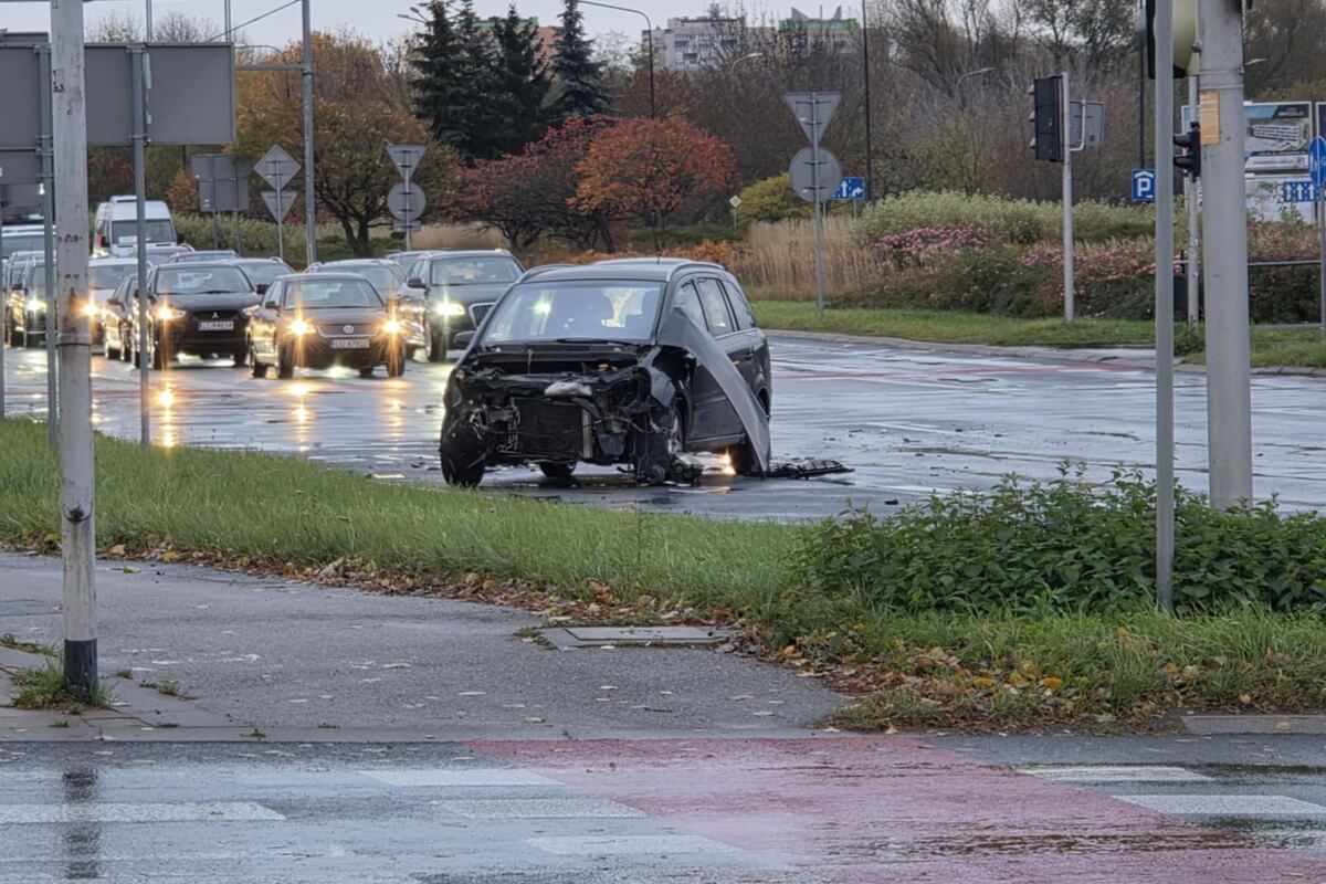 Zderzenie dwóch aut na rondzie Dmowskiego przy Zamku