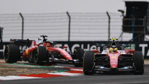 Ostra walka Hamiltona i Leclerca. Szef Ferrari "przestraszony" wyczynami kierowców