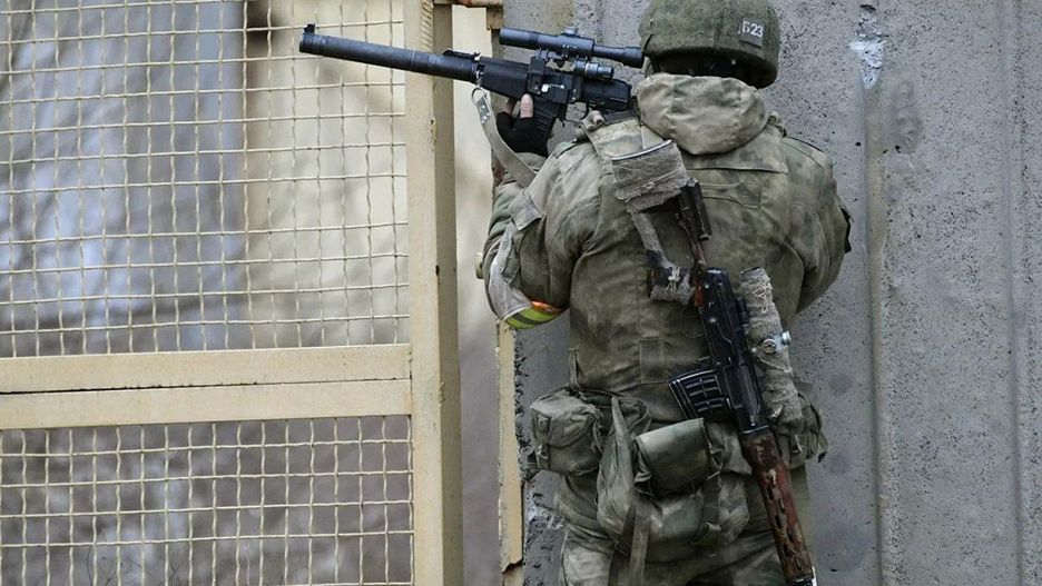 Rosyjski żołnierz z karabinkiem VSS Vintorez.