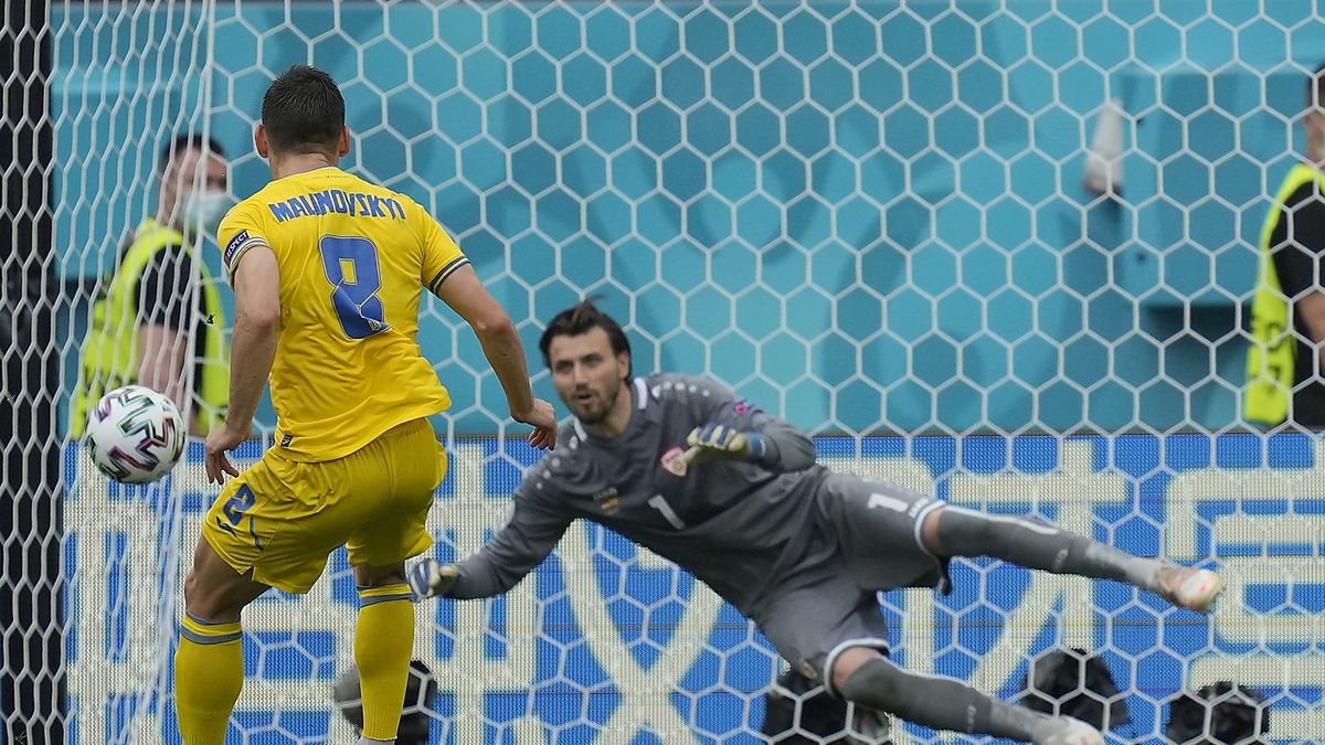 PAP/EPA / Vadim Ghirda / Na zdjęciu: Ruslan Malinovskyi marnuje rzut karny