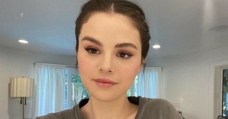 "Ciałopozytywna" Selena Gomez pozuje w BIKINI i pokazuje, jak wygląda jej ciało BEZ RETUSZU! (ZDJĘCIA)