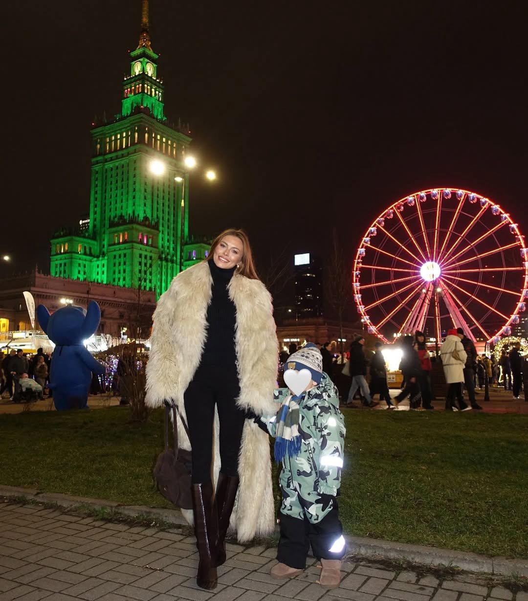 Joanna Opozda z synem na świątecznym jarmarku