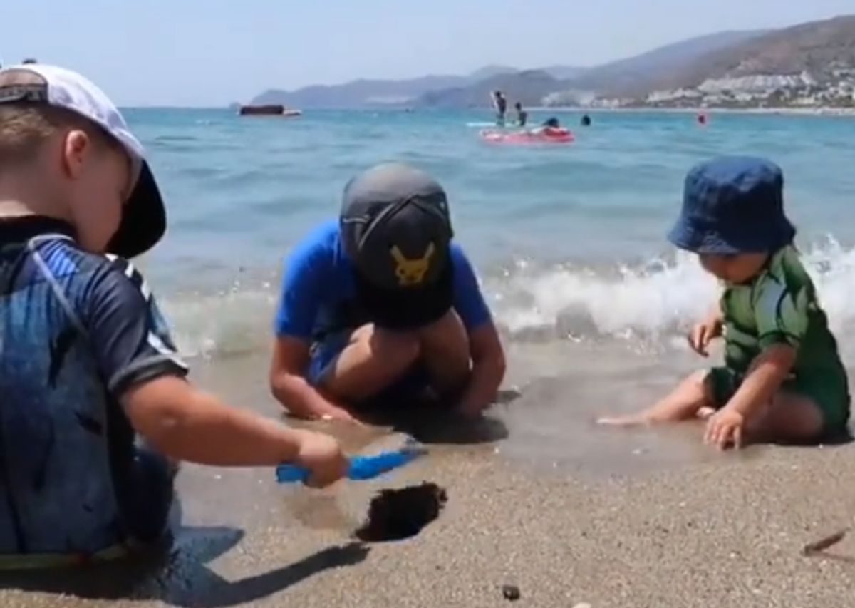 Genialny sposób z TikToka, który ułatwia plażowanie z dzieckiem 