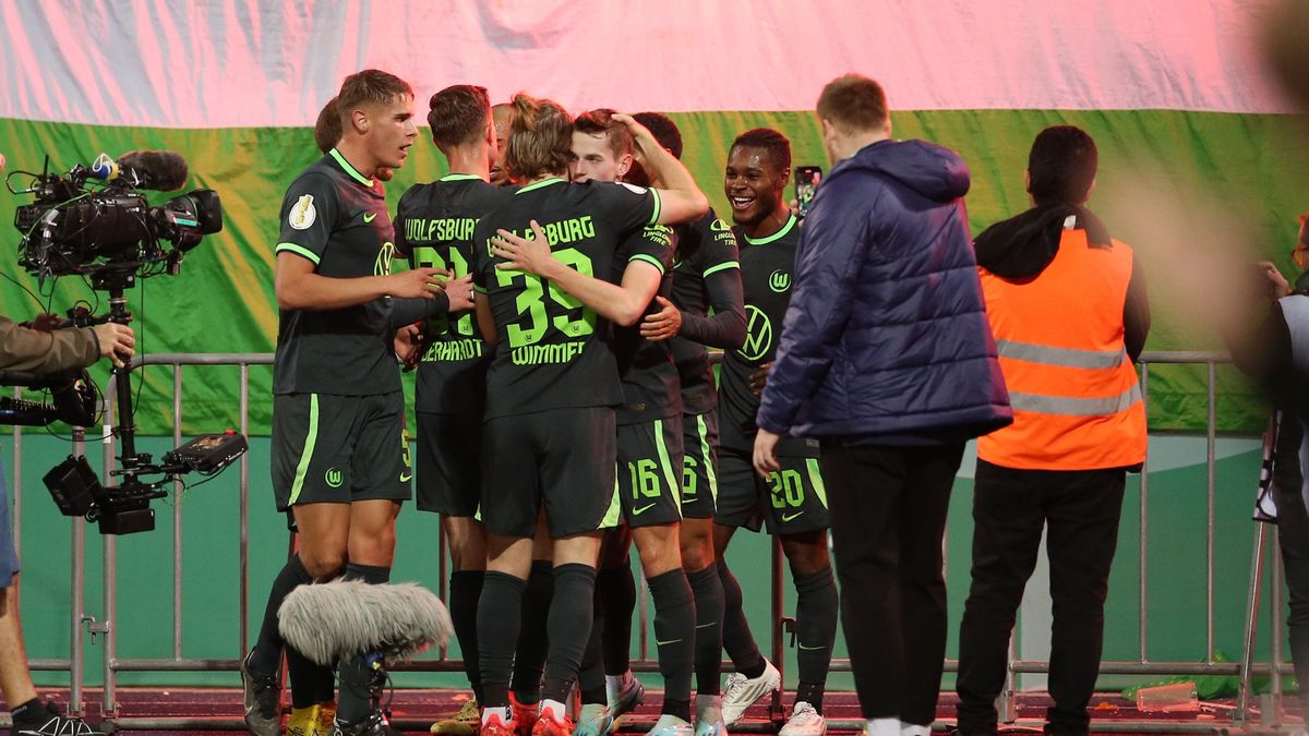 radość piłkarzy VfL Wolfsburg po golu Jakuba Kamińskiego