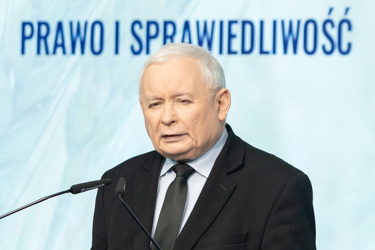 "Po utracie władzy Jarosław Kaczyński sprawia wrażenie, jakby coraz bardziej tracił kontrolę nad sobą" - pisze "Der Spiegel".