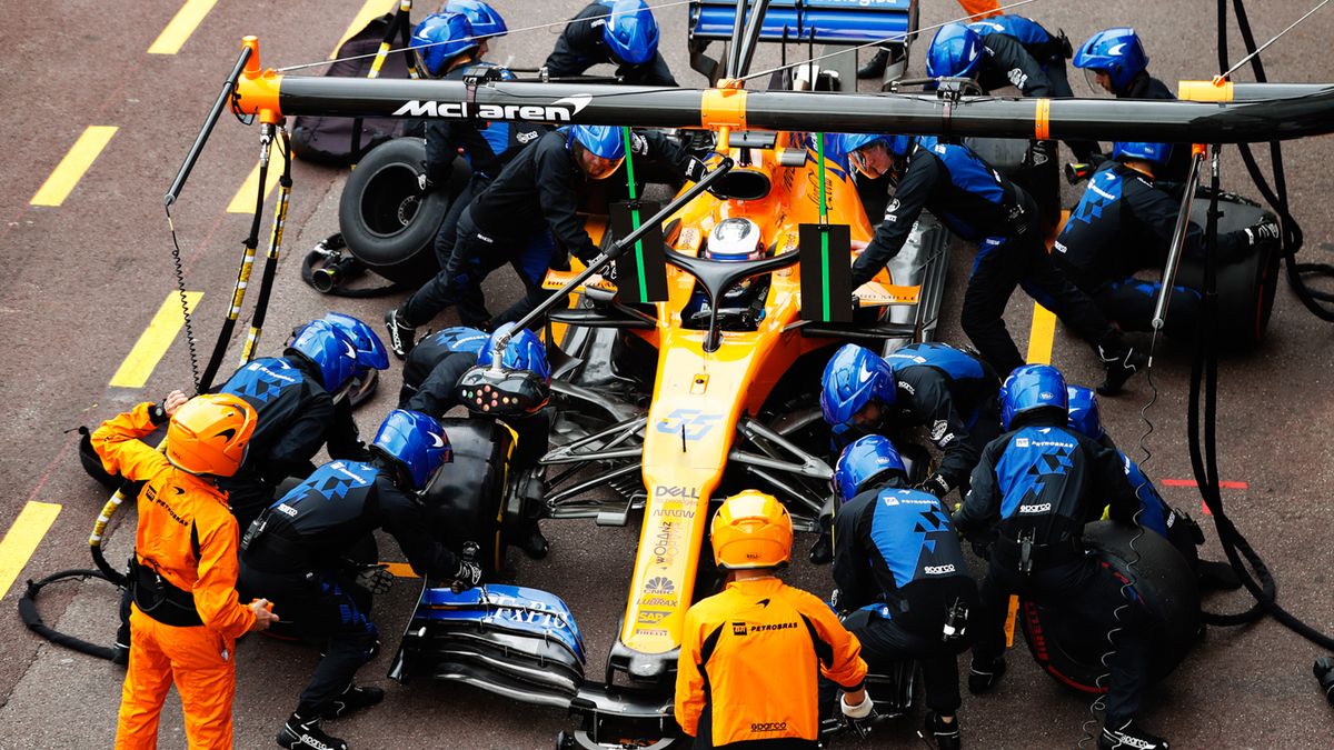 Zdjęcie okładkowe artykułu: Materiały prasowe / McLaren / Na zdjęciu: Carlos Sainz podczas pit-stopu 