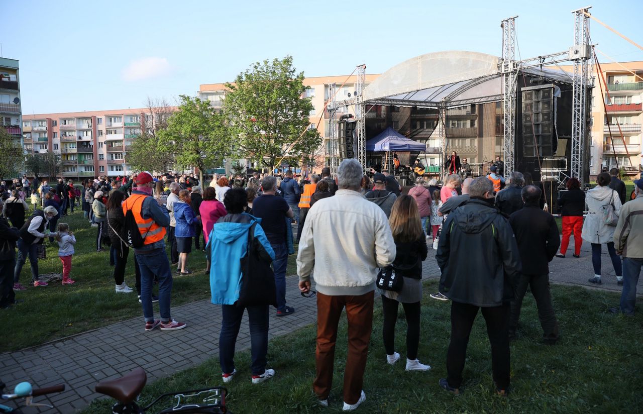 Koronawirus. Policja chce kar za koncert między blokami. Reakcja ministra