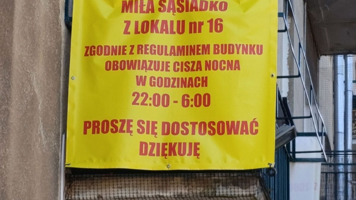 Spór o hałas w bloku na Bielanach podzielił sąsiadów.