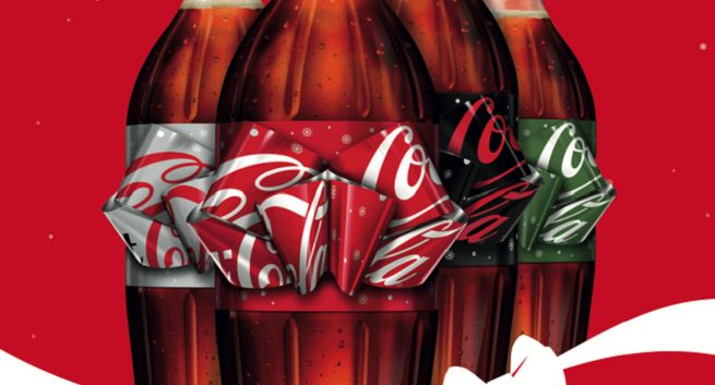 Butelki z kokardą reklamują bożonarodzeniowo Coca-Colę (wideo)