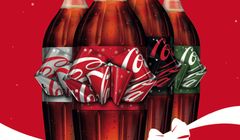 Butelki z kokardą reklamują bożonarodzeniowo Coca-Colę (wideo)