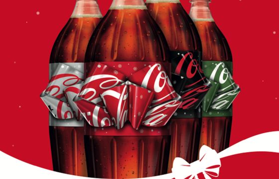 Butelki z kokardą reklamują bożonarodzeniowo Coca-Colę (wideo)
