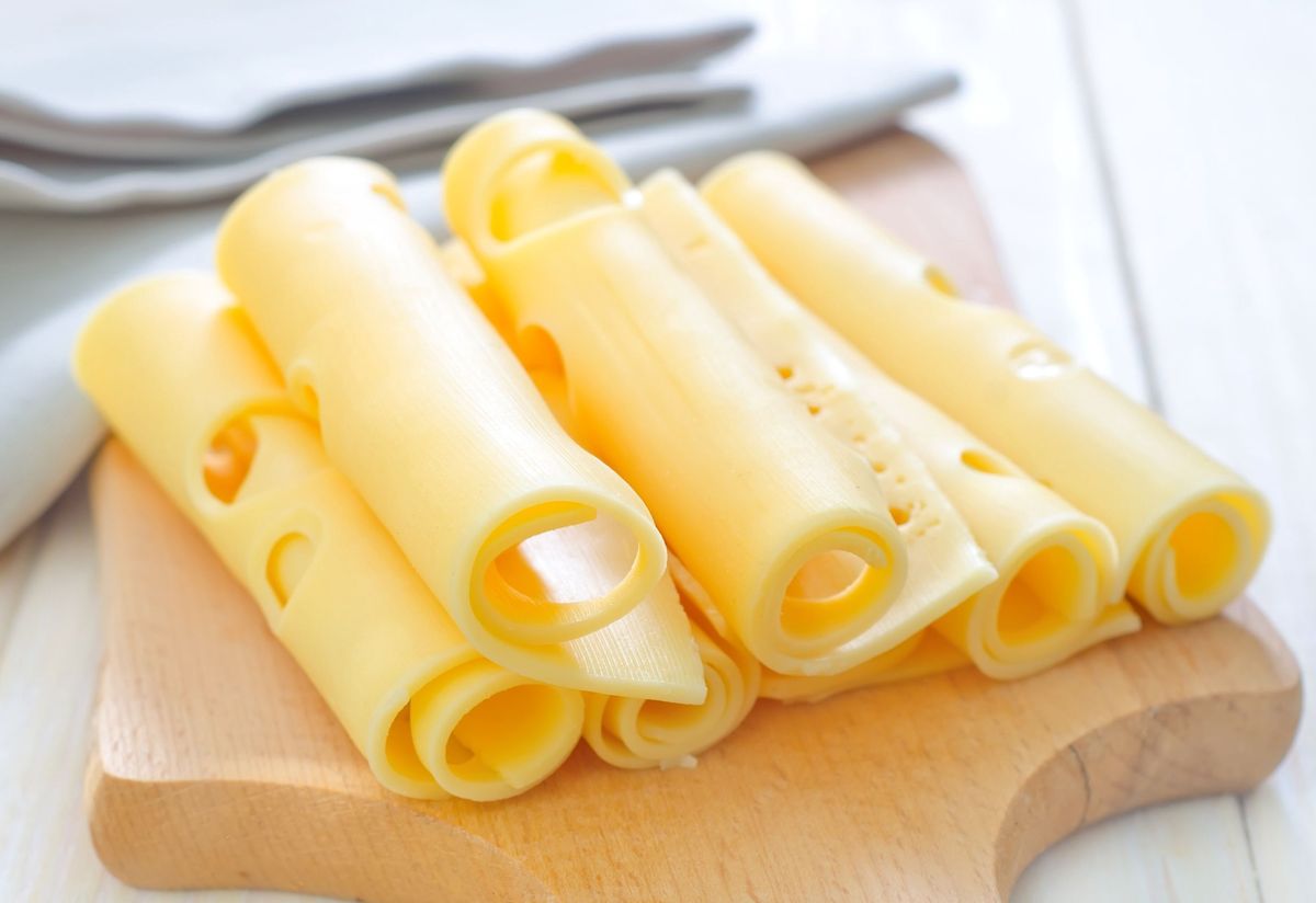 Plasterek żółtego sera pokrywa dzienne zapotrzebowanie na wapń