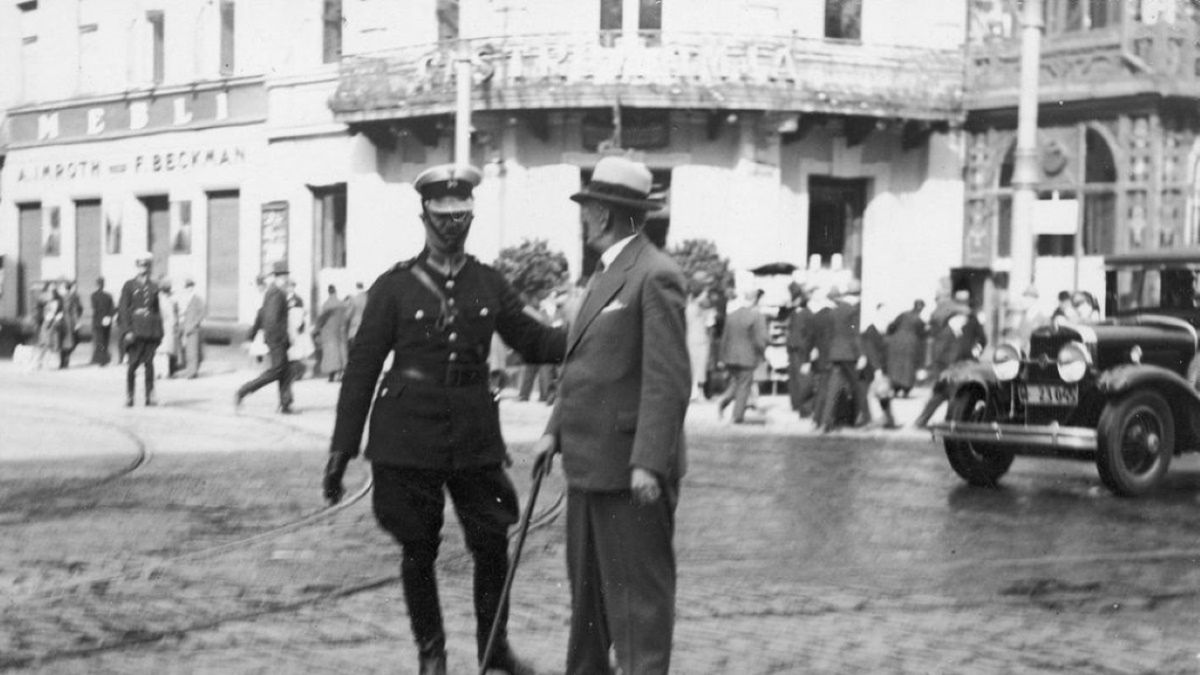 Warszawski policjant poucza pieszego, który źle przechodził przez jezdnię. A mógł dać mandat