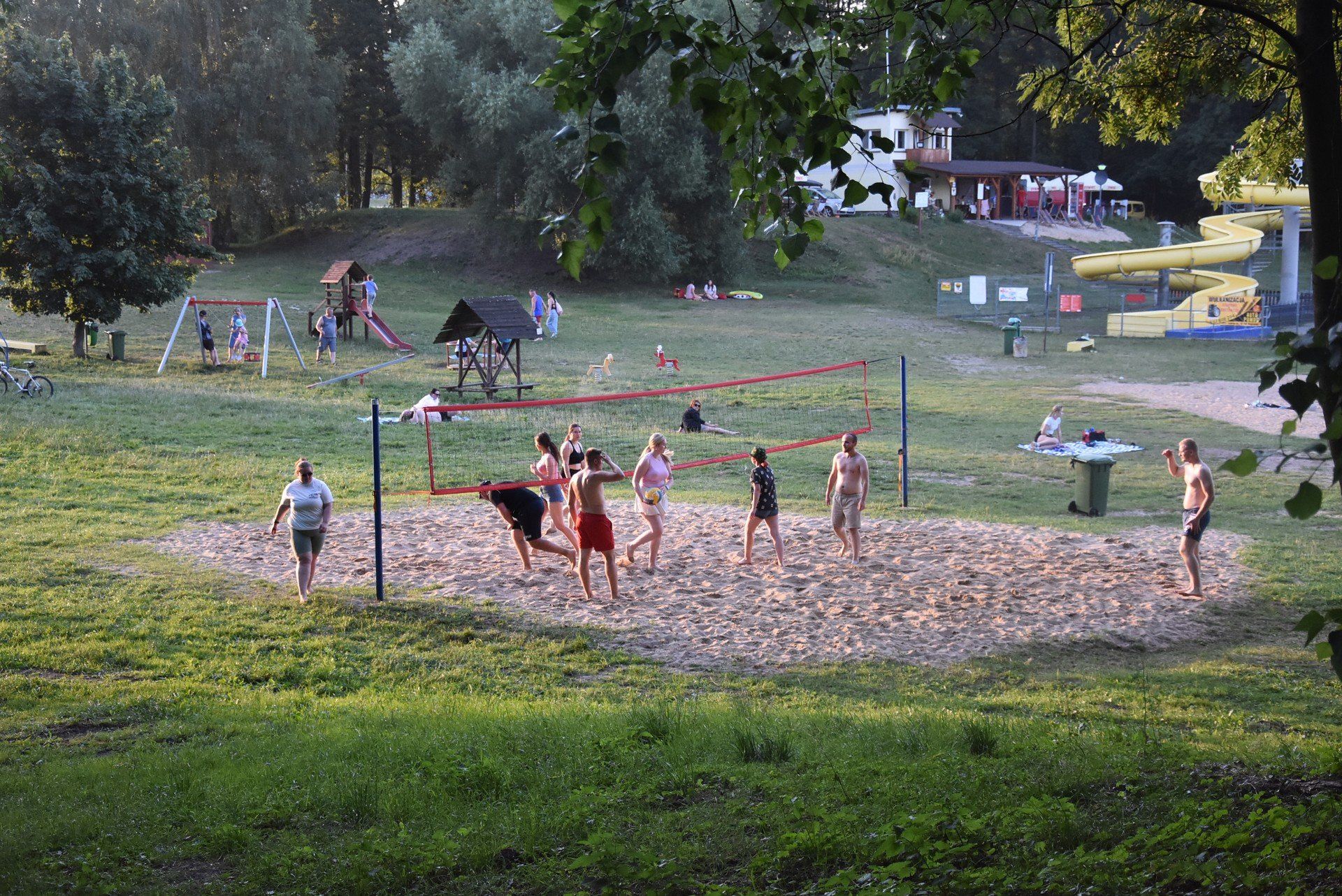 Plażowicze mogą skorzystać z boiska do siatkówki