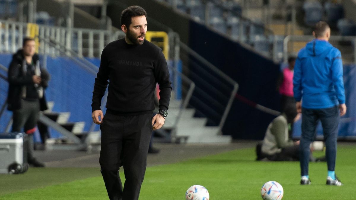 Trener Motoru Goncalo Feio
Lublin, 19.10.2022. Trener Motoru Lublin Goncalo Feio podczas meczu 1/16 fina�u pi�karskiego Pucharu Polski z KGHM Zag��biem Lubin, 19 bm. (gj) PAP/Wojtek Jargi�o
Wojtek Jargi�o
1/16 fina�u, KGHM Zag��bie Lubin, mecz, Motor Lublin, Puchar Polski