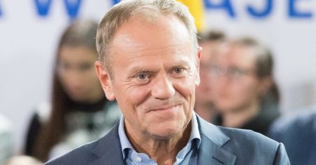 Donald Tusk pozuje z wnuczką z okazji Dnia Dziecka i zachęca do wzięcia udziału w niedzielnym marszu: "Idziemy dla nich" (FOTO)