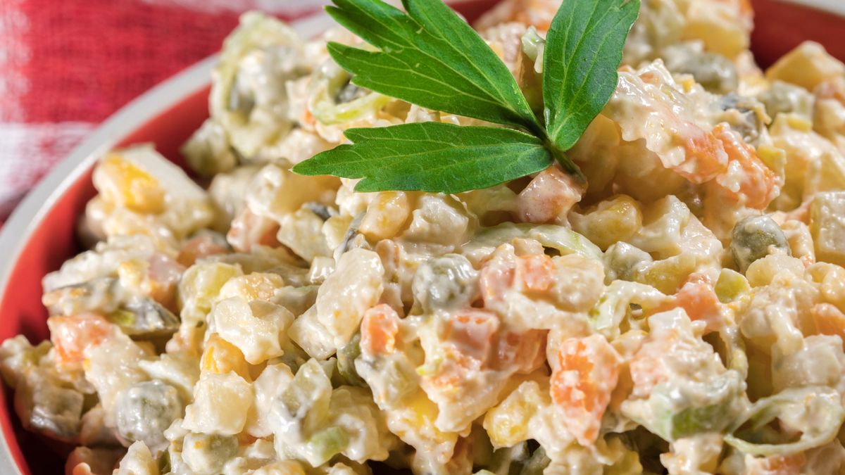 Sałatka jarzynowa – przepis krok po kroku