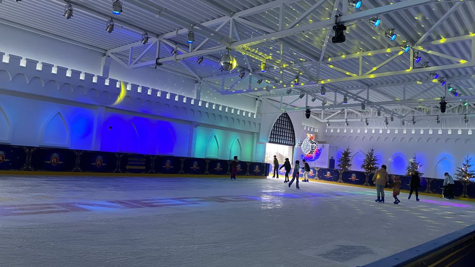 Po lodowisku można śmigać w wypożyczonych łyżwach