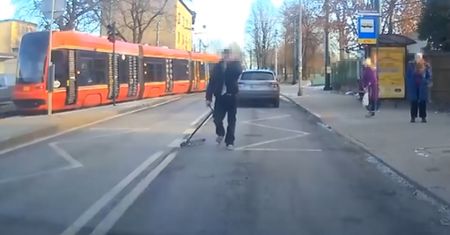 "Szeryf z hulajnogą" wpadł w szał. Nagranie z Katowic