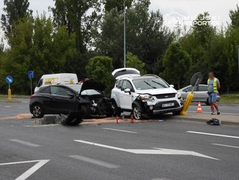 Wypadek na Targówku. Pasażerka auta w szpitalu