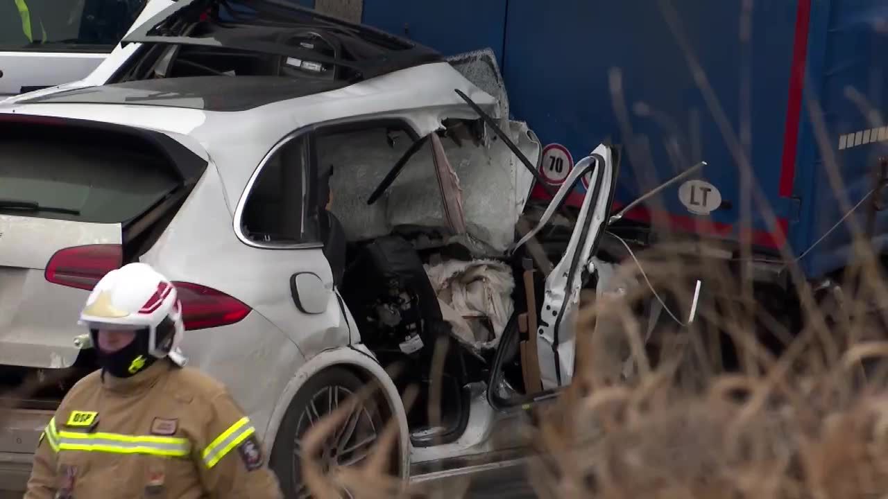 Porsche wjechało w ciężarówkę, zginęły trzy osoby. Są wstępne wyniki sekcji zwłok