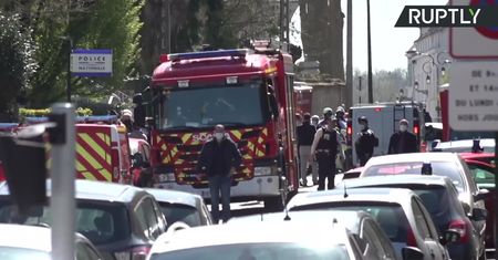 Policjantka zadźgana na komisariacie na przedmieściach Paryża.