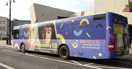 Autobus promujący Dziecięcy Telefon Zaufania na ulicach Torunia
