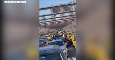 Nowojorscy taksówkarze w ramach protestu zablokowali ruch na Moście Brooklińskim