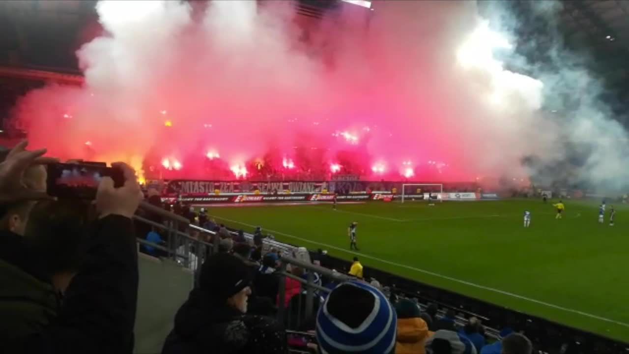 Race i głośny śpiew. Doping kibiców Lecha przy Bułgarskiej