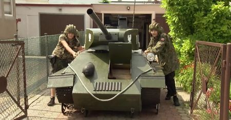 Wnukowie chcieli czołg, dziadek go zbudował. Replika T-34 stoi w garażu w Malborku.