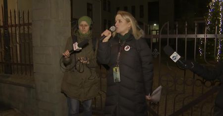 “Jak wam nie wstyd?”. Protest przed kurią w Bielsku-Białej w obronie ofiary księdza pedofila.