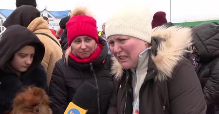 “Wrócę na Ukrainę, a te suki, te swołocze niech zdechną”. Emocje uchodźczyń na granicy z Polską