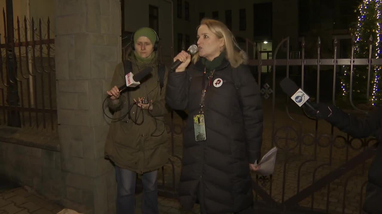 “Jak wam nie wstyd?”. Protest przed kurią w Bielsku-Białej w obronie ofiary księdza pedofila.