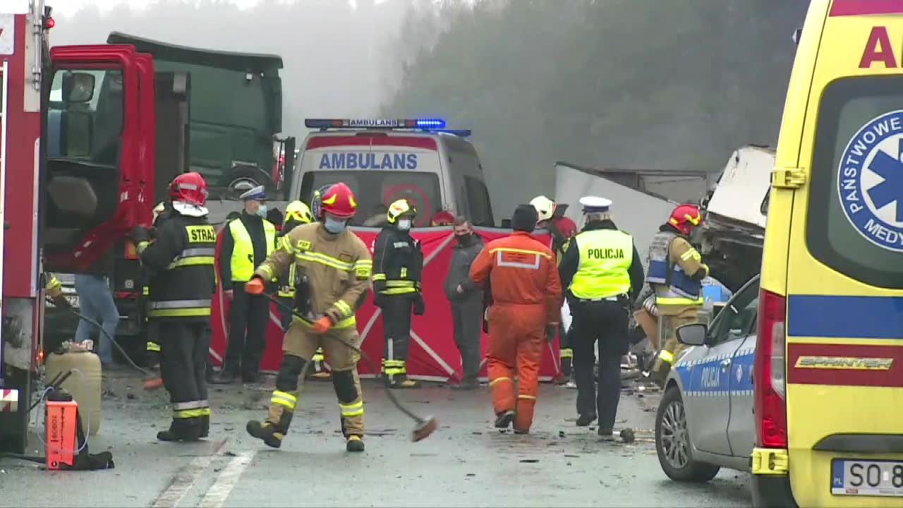 Roczne niemowlę i jego matka zginęli w karambolu na trasie S1.