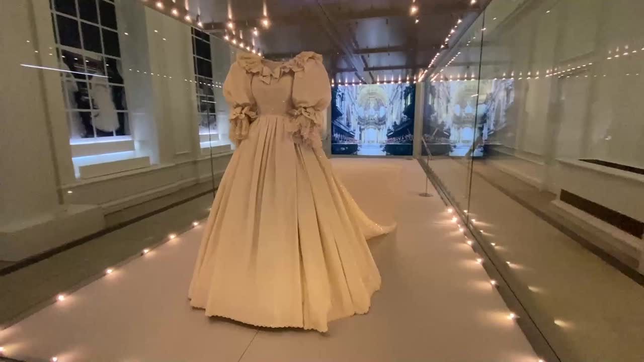 Suknia ślubna księżnej Diany na wystawie w Kensington Palace.