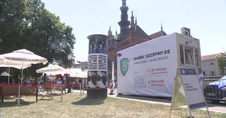 Plenerowy punkt szczepień na Jarmarku Dominikańskim. Wystarczy dowód i chwila cierpliwości.