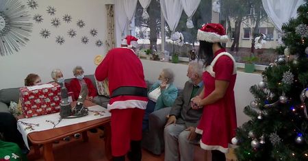 Św. Mikołaj przyszedł nie tylko do dzieci. Odwiedził także seniorów.