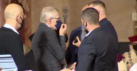 “Niewinni ludzie giną na granicy”. Zakłócone wystąpienie premiera podczas inauguracji roku akademickiego na Uniwersytecie Wrocławskim