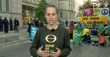Protest Greenpeace przed ministerstwem. Aktywiści blokują wejście do budynku.