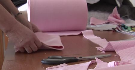 W Cedrach Wielkich na Pomorzu grupa kobiet szyje dla ukraińskich dzieci