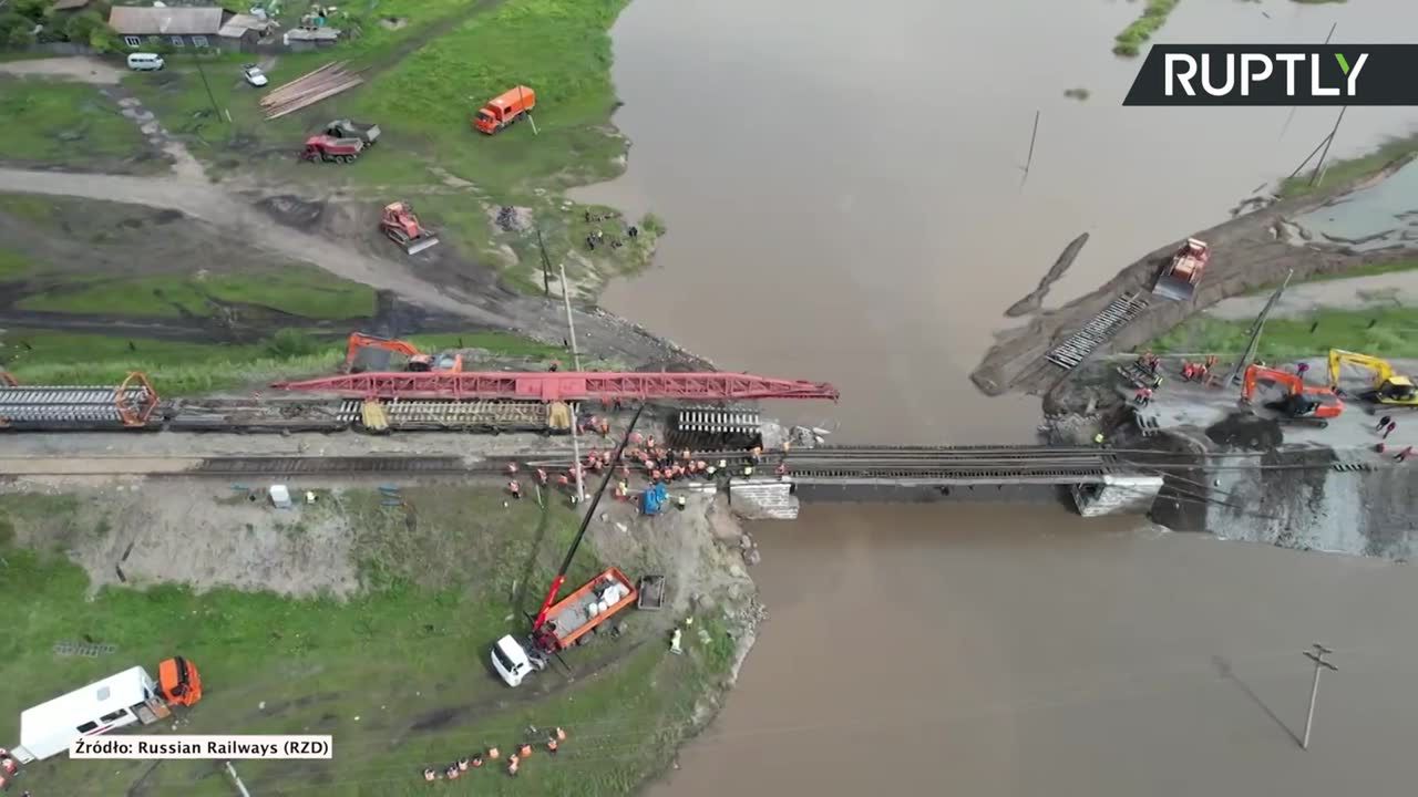 Stoi kolej transsyberyjska. Z powodu powodzi zawalił się most.