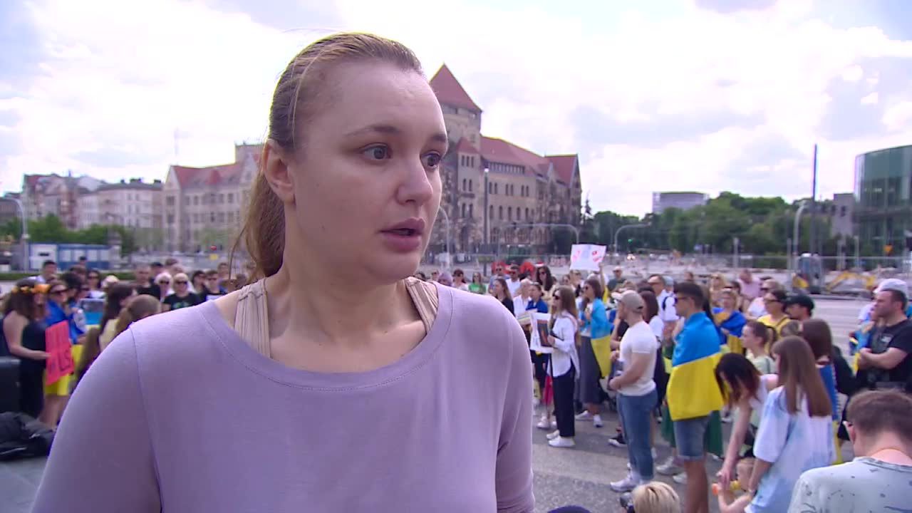 Protest Ukraińców w Poznaniu po wysadzeniu przez Rosjan tamy w Nowej Kachowce