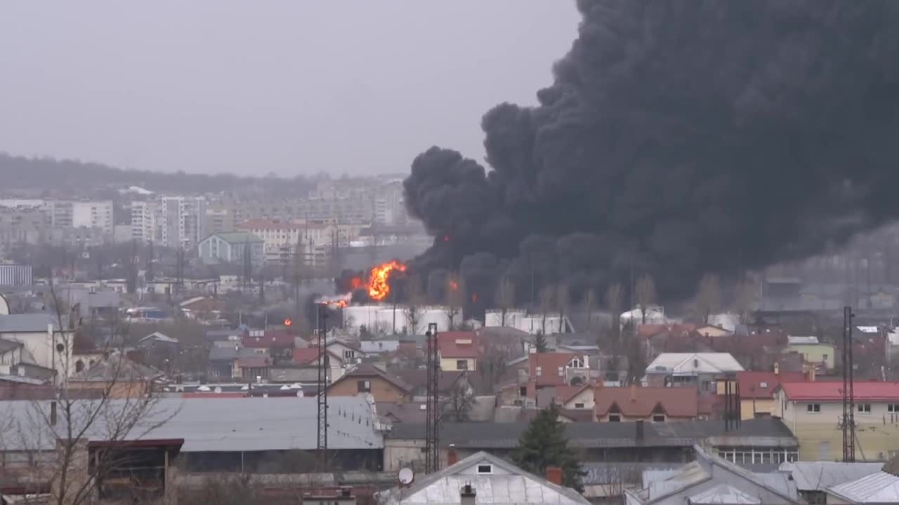 Potężny pożar po ataku na Lwów. Wcześniej słychać było syreny alarmowe