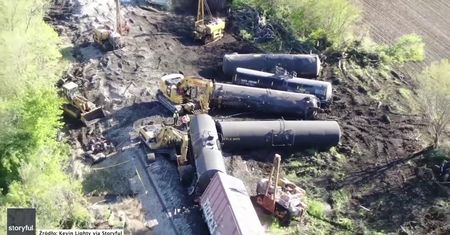 Wykolejenie pociągu towarowego w Illinois. Z torów wypadło 17 wagonów.