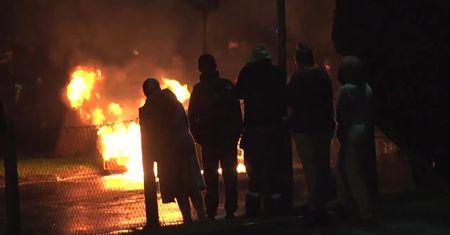 Zamieszki w Irlandii Północnej. Policjanci zostali obrzuceni koktajlami Mołotowa.